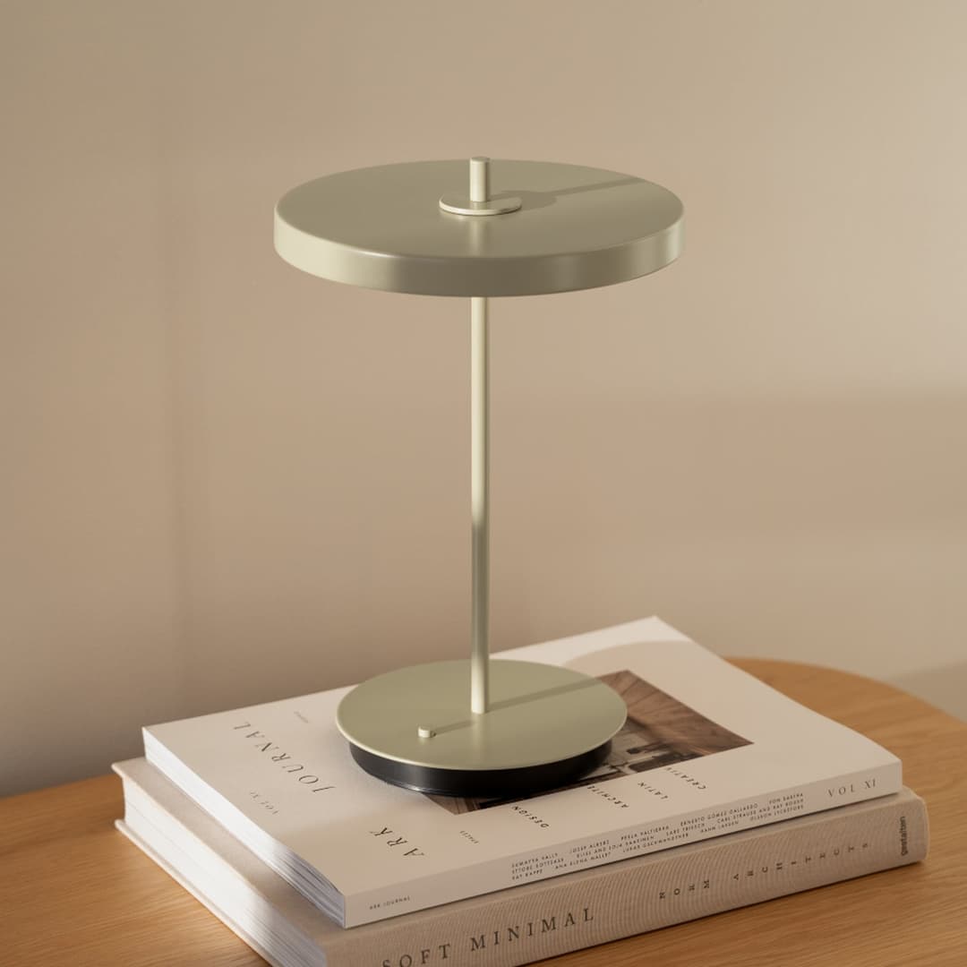 Asteria Move Portable Tischleuchte Butter Yellow/Monochrome - UMAGE - Wohnzimmer - Design - Metall - Mit Schirm