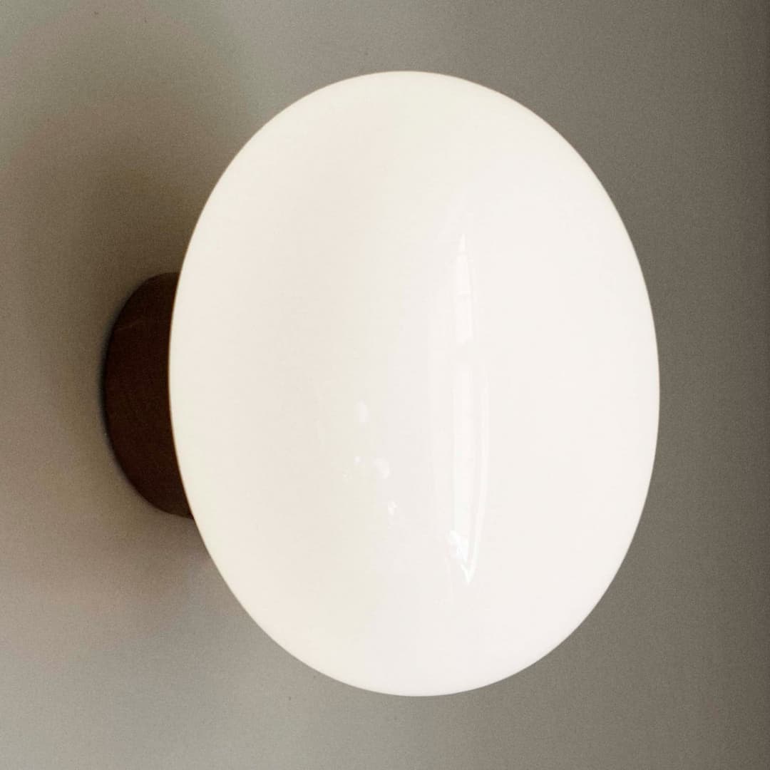 Karl-Johan Wandleuchte Smoked Oak/Opal Glass - New Works - Wohnzimmer - Design - Holz - Rund
