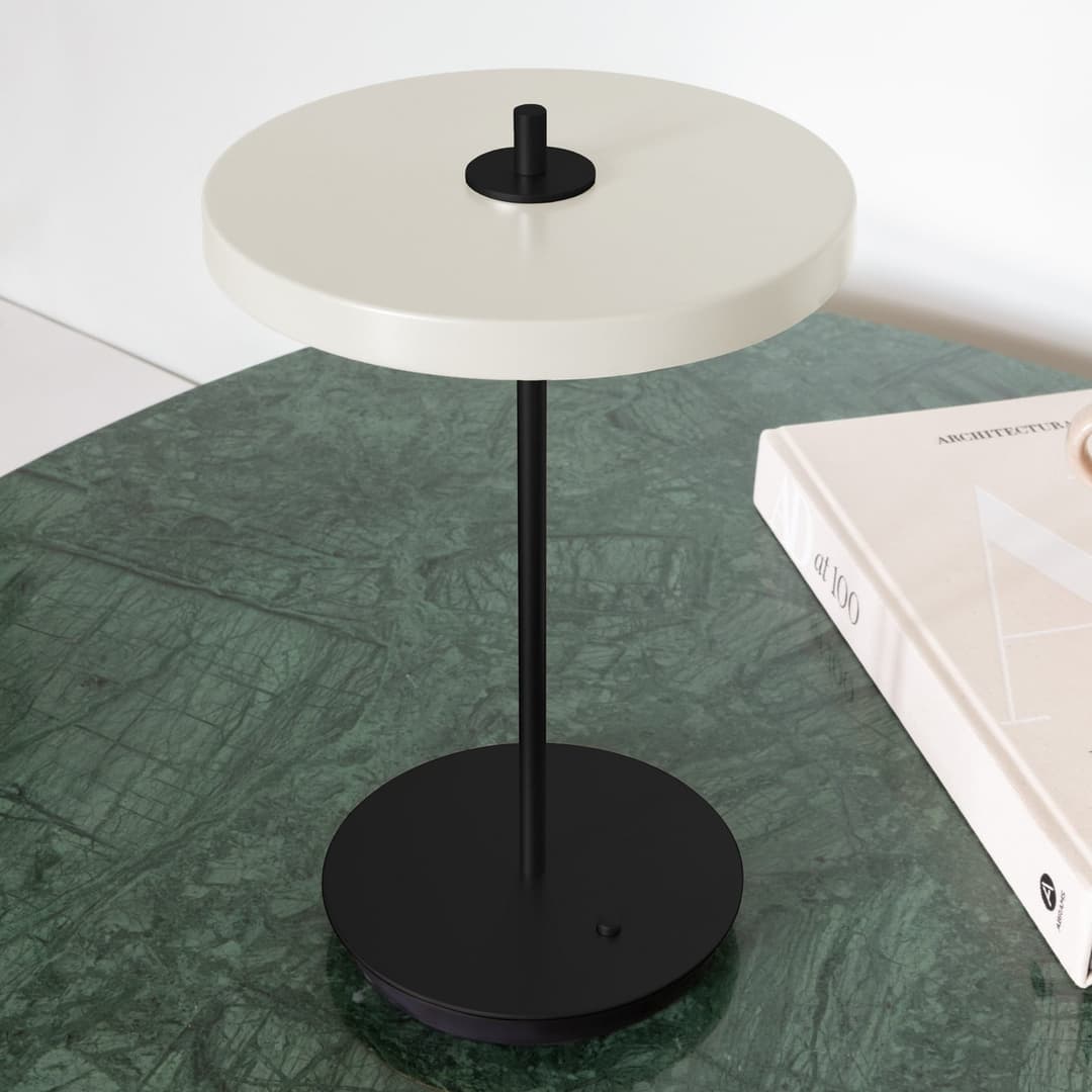 Asteria Move Portable Tischleuchte Pearl White/Black - UMAGE - Wohnzimmer - Design - Metall - Mit Schirm