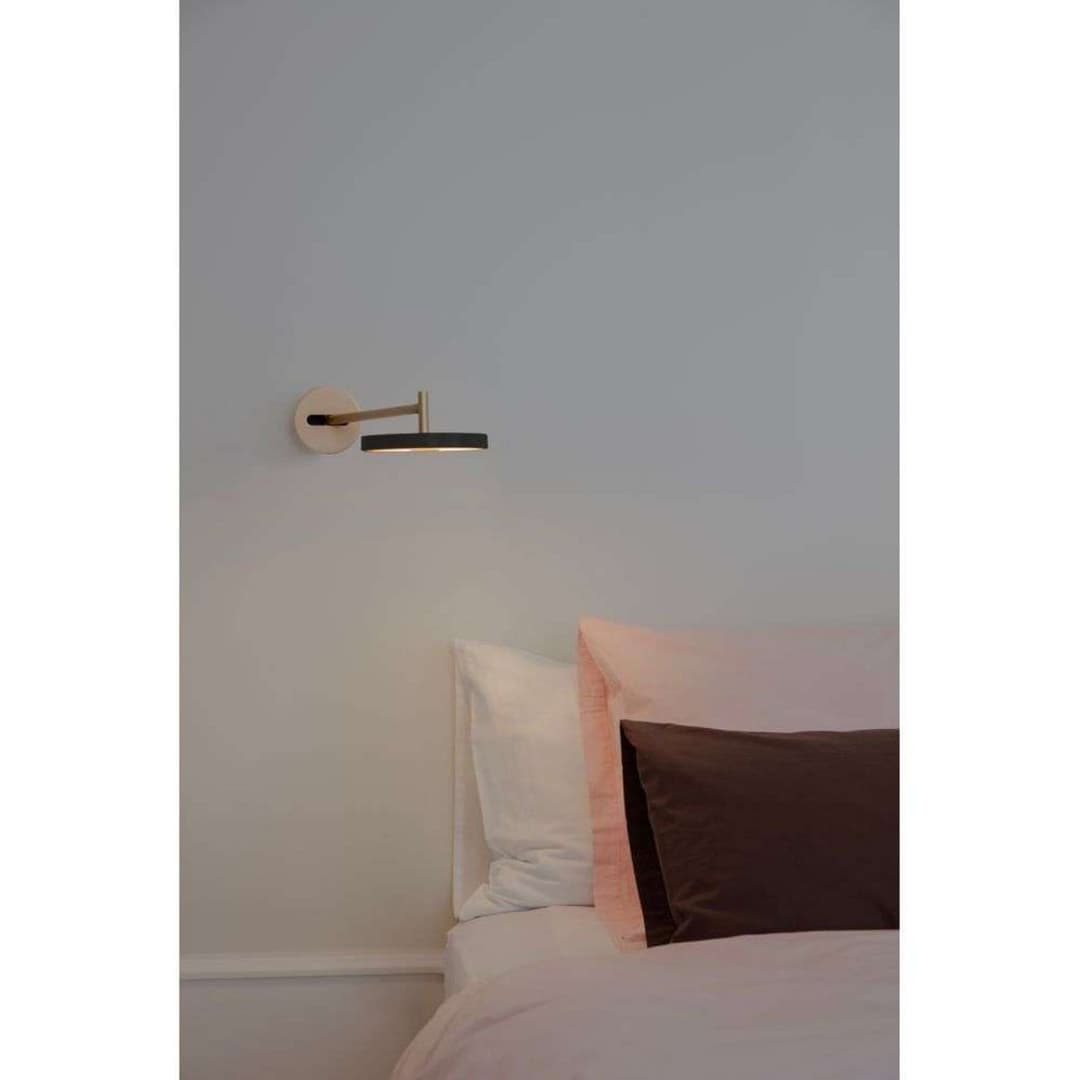 Asteria Long LED-Wandlampe schwarz/messing, Hardwire - UMAGE - Wohnzimmer - Design - Metall - Einflammig