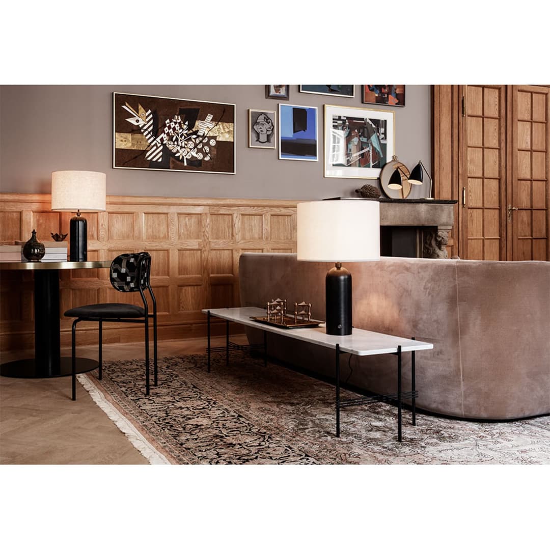 Gravity Tischleuchte Small Schwarz Stahl/Weiß - GUBI - Wohnzimmer - Marmor