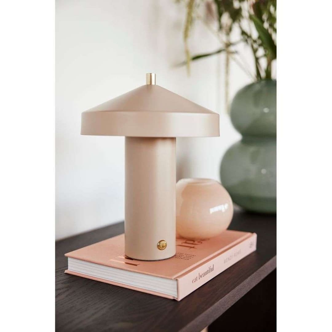 Hatto Portable Tischleuchte, beige - OYOY Living Design - Wohnzimmer - Metall