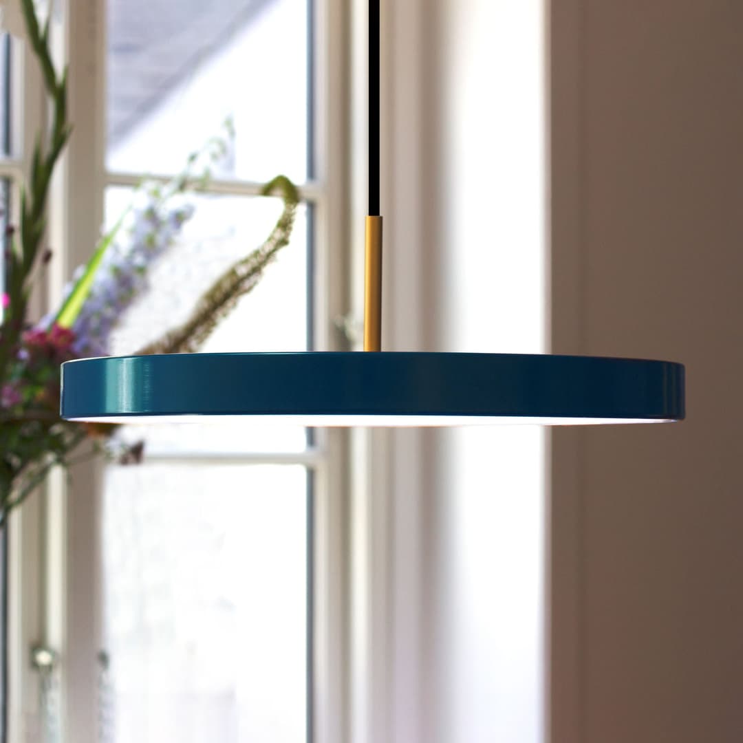 Asteria Medium LED-Hängelampe petrol/messing Ø 43 cm - UMAGE - Wohnzimmer - Design - Metall - Einflammig