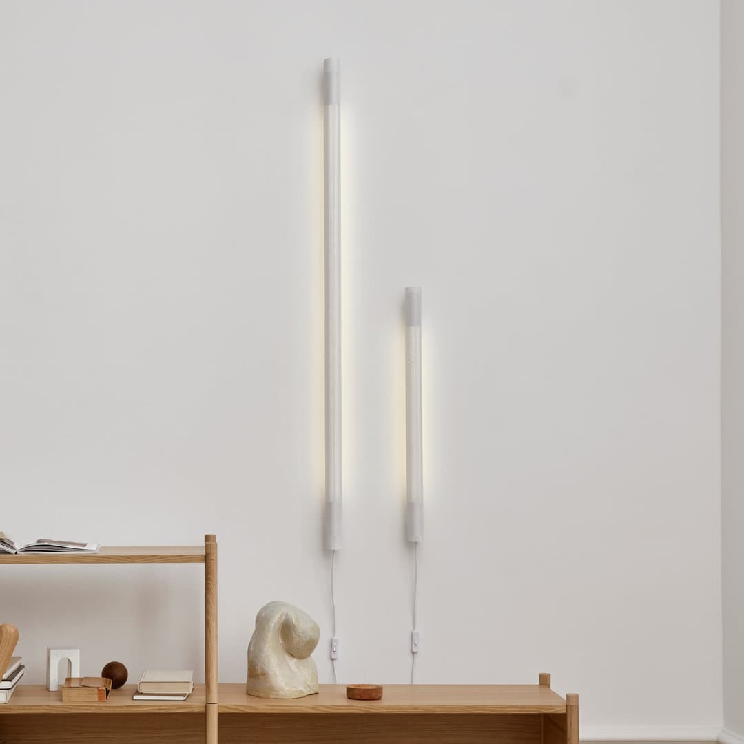 Radent Wandleuchte, Stecker, weiß, H. 70 cm, G13 - GEJST - Wohnzimmer - Metall - Einflammig