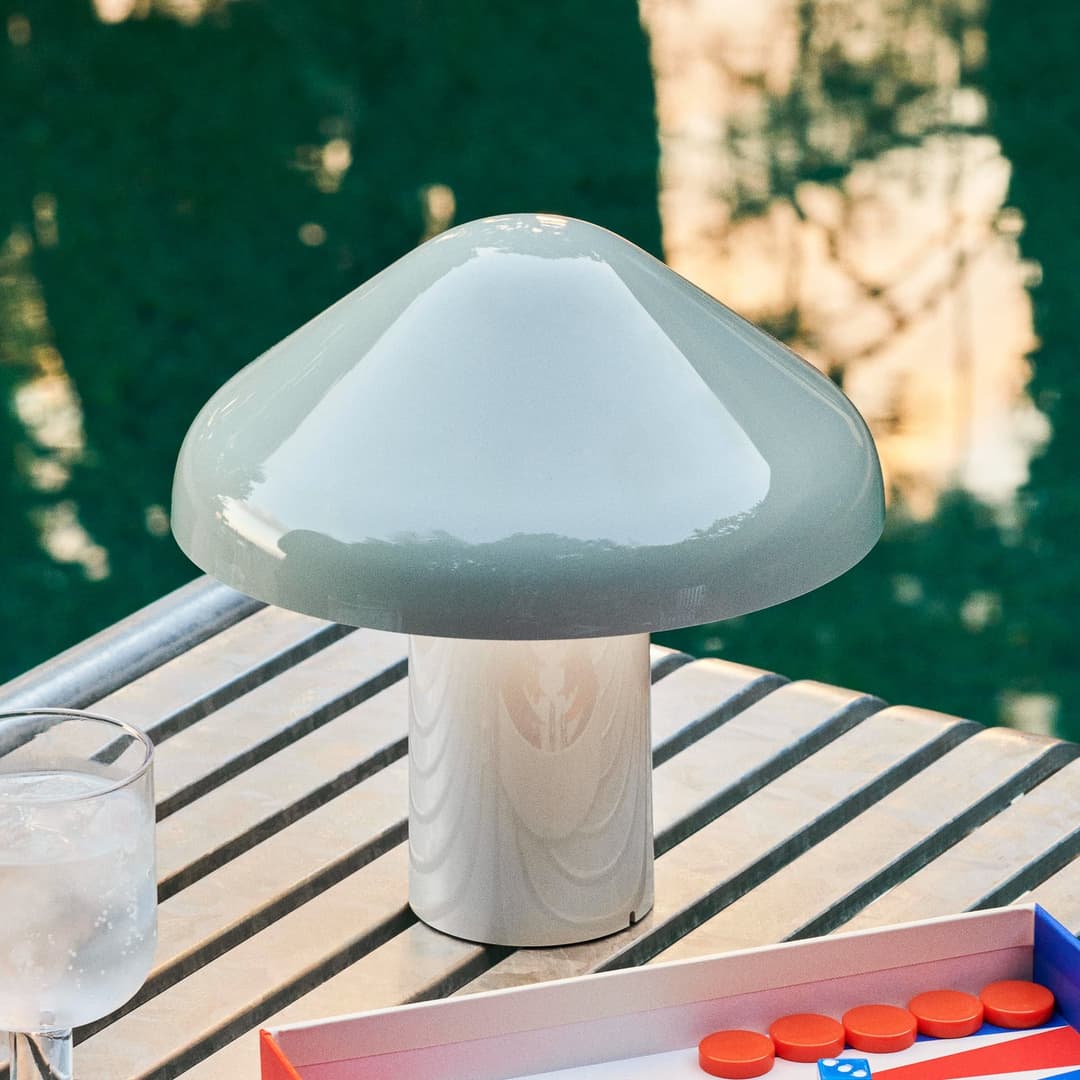 Pao Akku-Tischlampe hellgrau, 220 lm, IP44, 23cm, dim. - HAY - Wohnzimmer - Design - Kunststoff - Mit Schirm