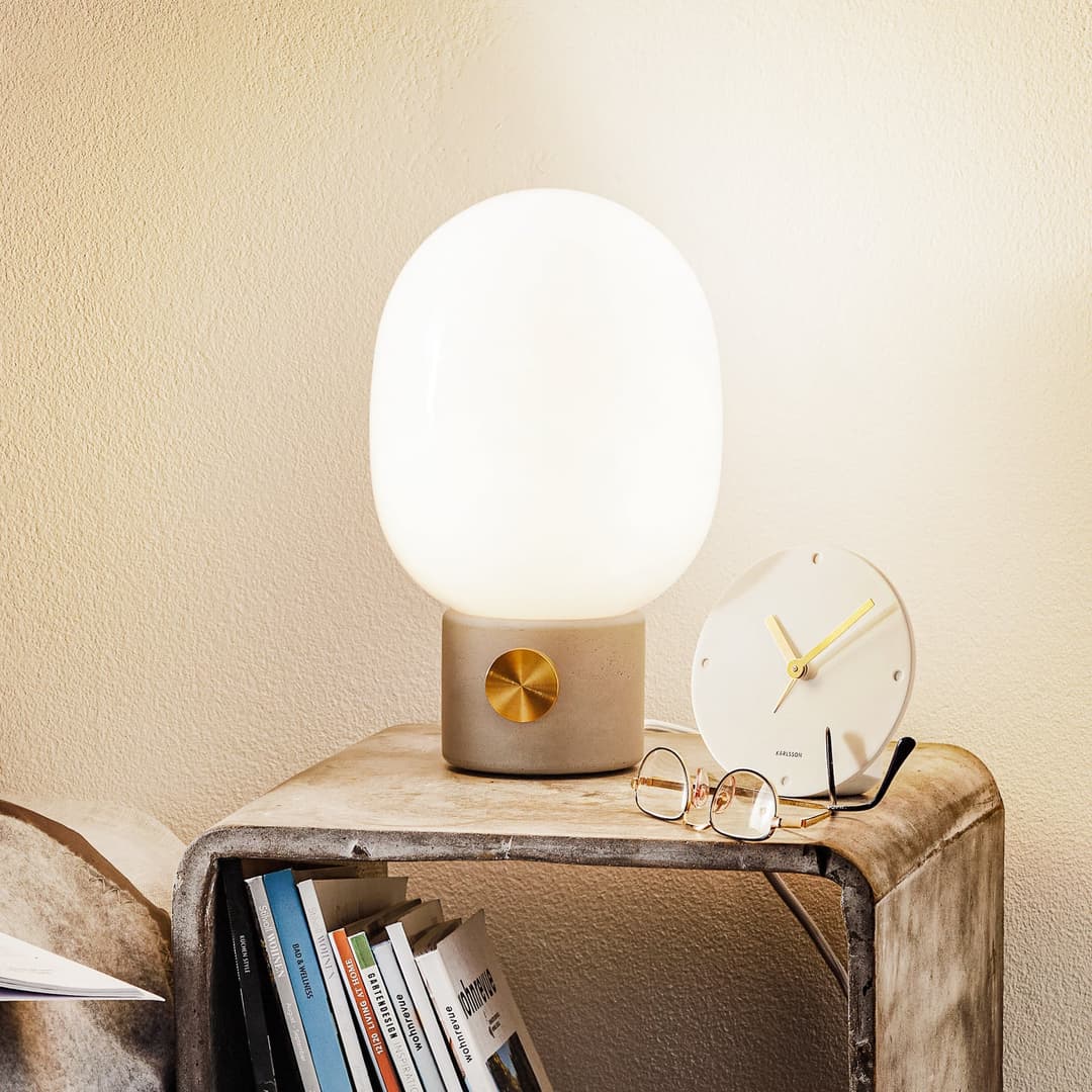 JWDA Tischleuchte S Hell Grau/Messing - Audo Copenhagen - Wohnzimmer - Design - Beton