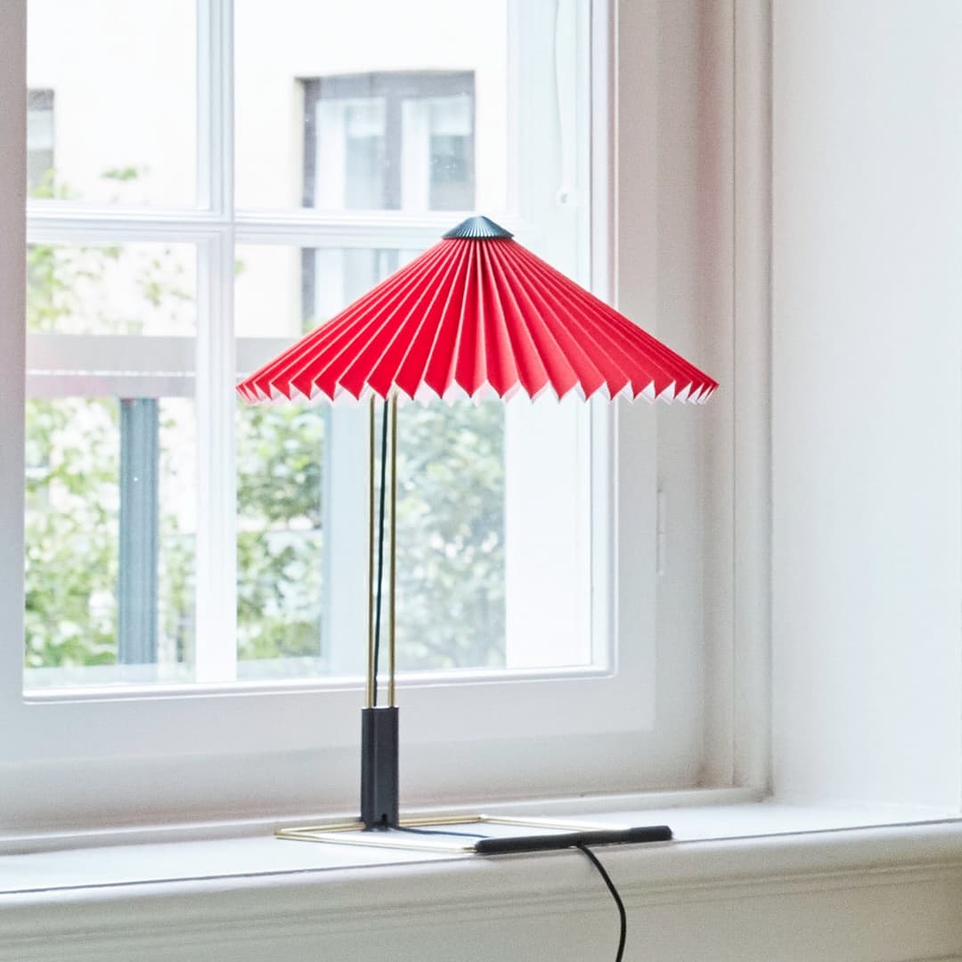 Matin LED-Tischlampe, hellrot/messing, Höhe 38 cm - Hay Matin 300 - Wohnzimmer - Design - Metall - Mit Schirm
