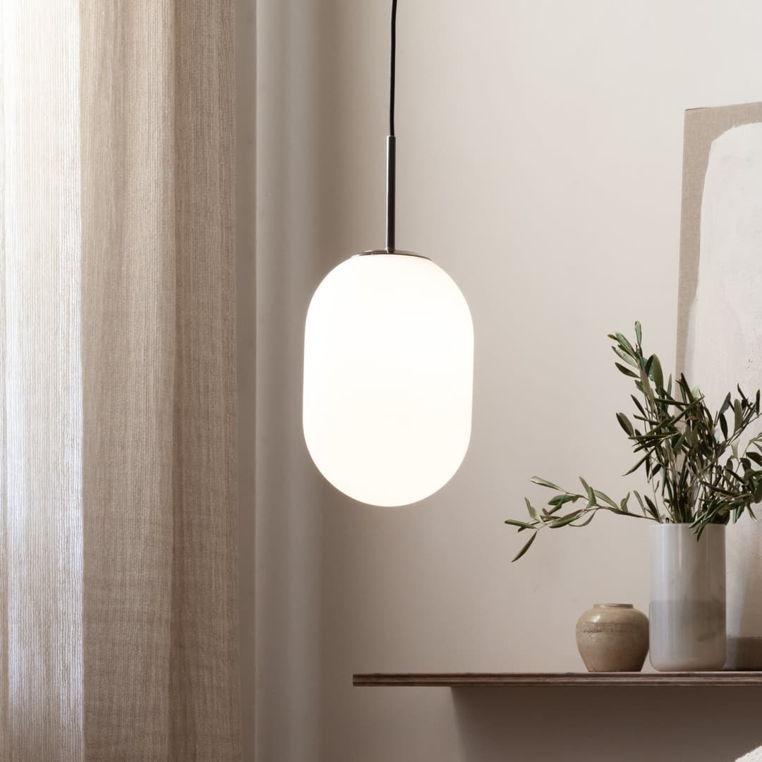 Noor Hängeleuchte, Ø 18 cm, opal/schwarz, Glas - Watt & Veke - Wohnzimmer - Modern
