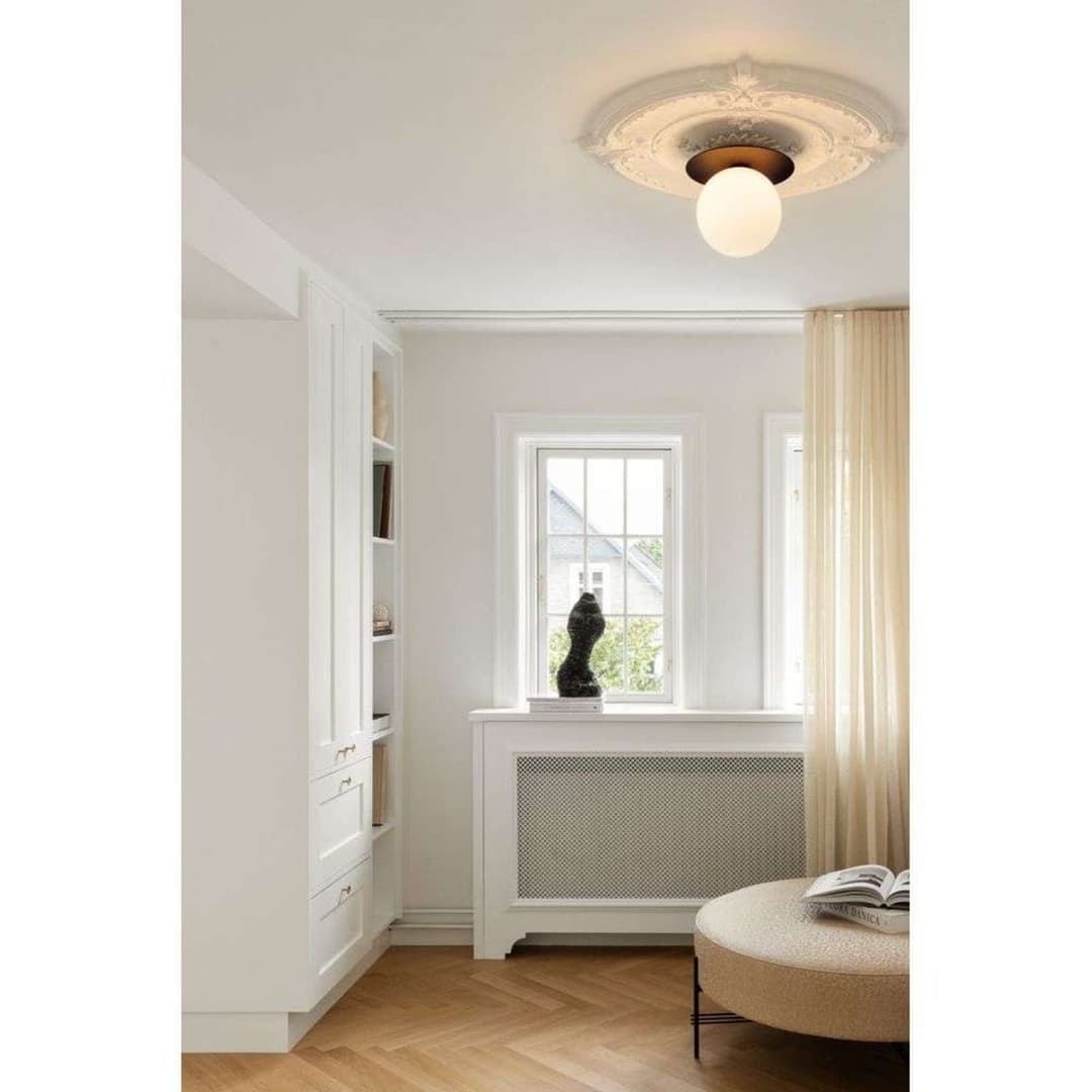 Liila 1 Wandleuchte, bronze/opal, Ø 25,5 cm, IP 44 - Nuura - Badezimmer - Skandinavisch - Glas - Einflammig