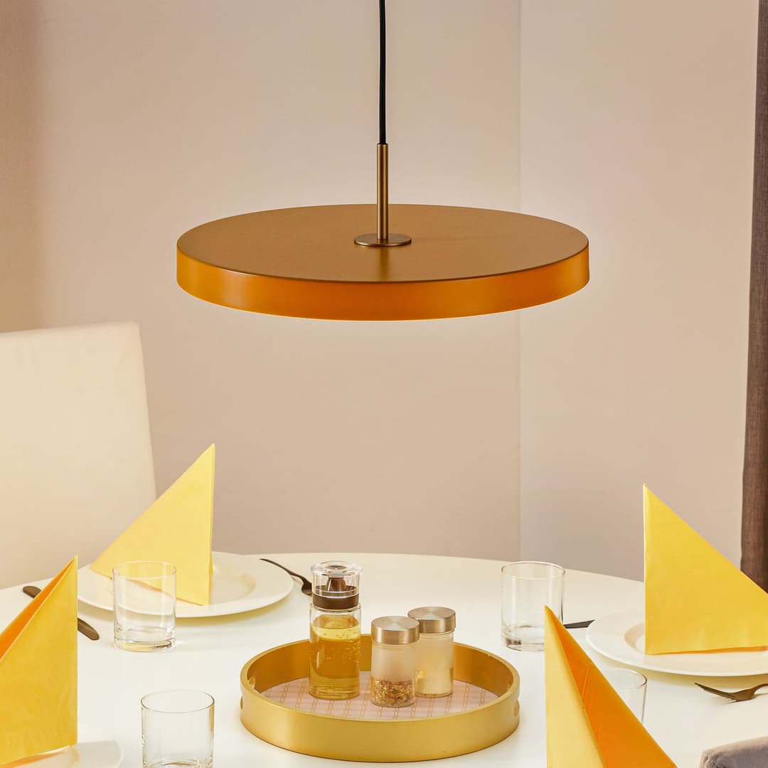 Asteria Medium LED-Hängelampe, gelb/messing, Ø 43 cm - UMAGE - Wohnzimmer - Design - Metall - Einflammig