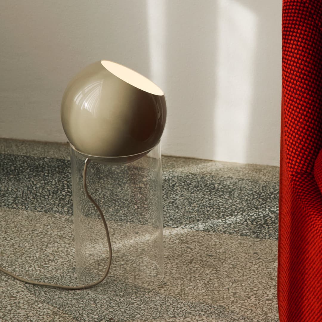 Topan VP14 Stehlampe grau-beige E27 - &Tradition - Wohnzimmer - Design - Aluminium - Einflammig