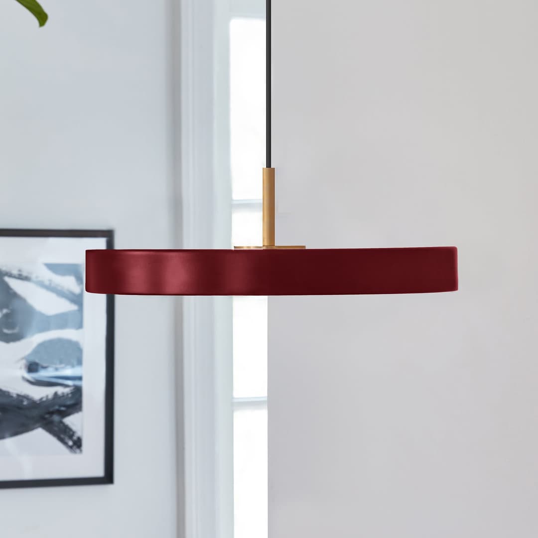Asteria Mini LED-Hängelampe rubinrot/messing Ø 31 cm - UMAGE - Wohnzimmer - Design - Metall - Einflammig