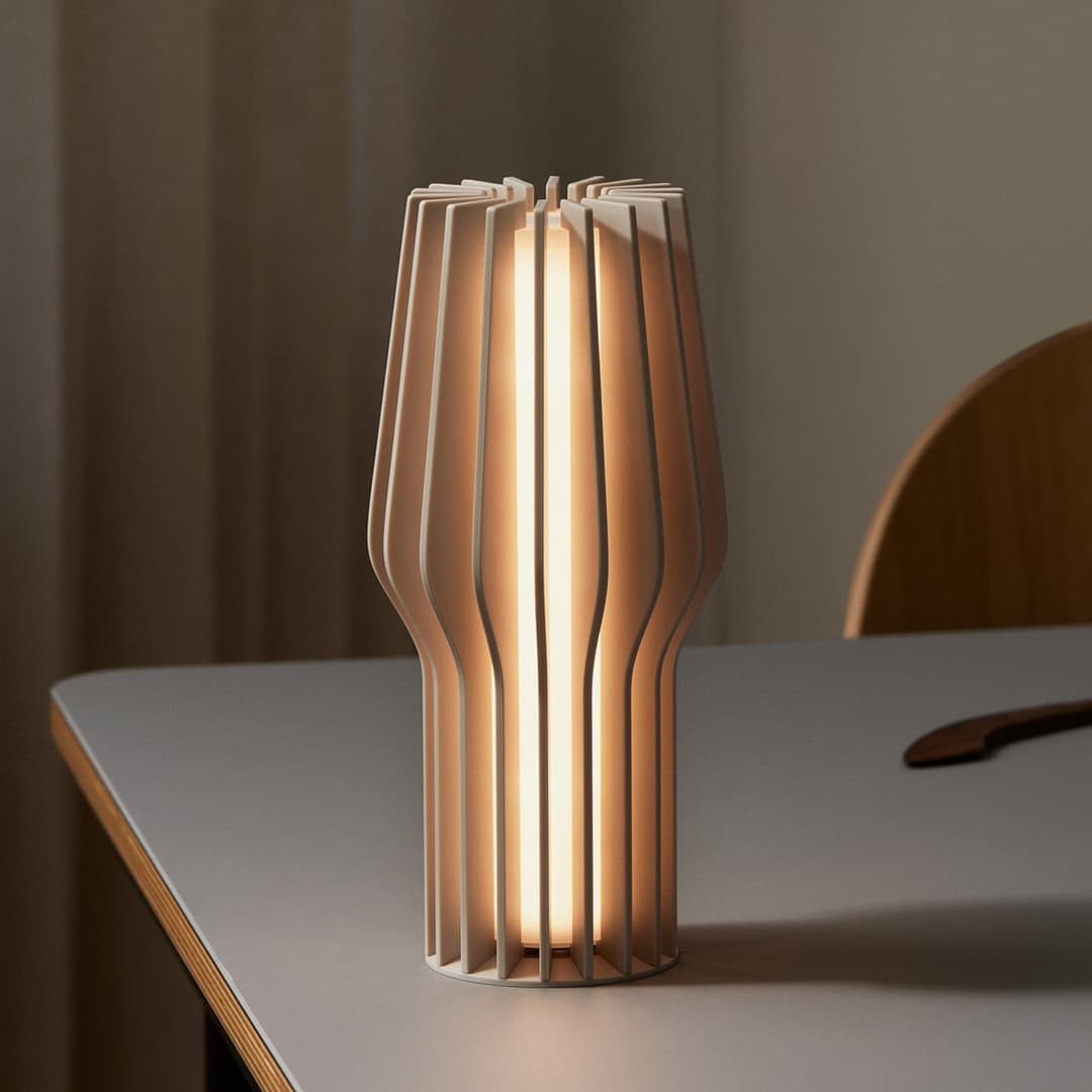 Radiant Portable Tischlampe 25cm Beige - PLEASE WAIT to be SEATED - Wohnzimmer - Modern - Kunststoff - Einflammig