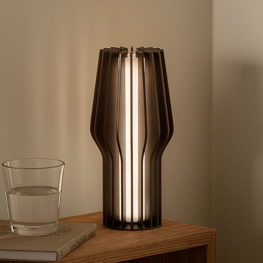 Radiant Portable Tischlampe 25cm Black - PLEASE WAIT to be SEATED - Wohnzimmer - Modern - Kunststoff - Einflammig